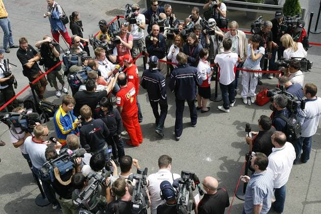 Medien umringen die Interviewzone, in der sich Sebastian Vettel (Deutschland Toro Rosso), Kimi Räikkönen (Finnland Ferrari), Robert Kubica (Polen BMW Sauber) und Adrian Sutil (Deutschland Force India) den Fragen stellen -  Motorsport Grand Prix Herren Großer Preis von Kanada 2008, Formel 1 Weltmeisterschaft, F1, F, GP, WM Totale Montreal