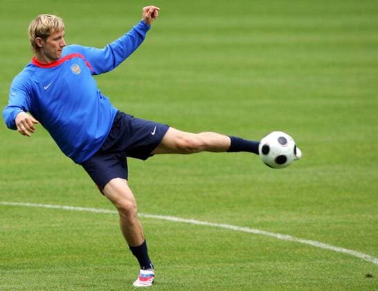 Roman Pavlyuchenko (Russland) am Ball -  Fußball EM Herren Vorschau EURO 2008, Nationalmannschaft, Training Einzelbild Leogang Dynamik, Fußball EM Herren Vorschau EURO 2008, Nationalmannschaft, Training Einzelbild Leogang Dynamik,