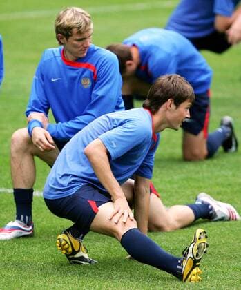 Dinijar Bilyaletdinov (vorn) und Roman Pavlyuchenko (beide Russland) - Stretching -  Fußball EM Herren Vorschau EURO 2008, Nationalmannschaft, Training Gruppe Leogang Fußball EM Herren Vorschau EURO 2008, Nationalmannschaft, Training Gruppe Leogang