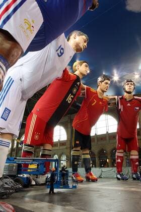 Übergroße Fußballerfiguren namhafter Nationalspieler in der Halle des Züricher Hauptbahnhofs werben für die EM 2008, v.re.: Torwart Petr Cech (Tschechien), David Villa (Spanien), Philipp Lahm (Deutschland) und Angelos Charisteas (Griechenland) Fußball EM Herren EM 2008, Euro, Vorschau Totale o0 Adidas, PR, Promo, Promotionaktion, Werbeaktion Zürich Fußball EM Herren EM 2008, Euro, Vorschau Totale o0 Adidas, PR, Promo, Promotionaktion, Werbeaktion Zürich