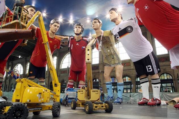 Übergroße Fußballerfiguren namhafter Nationalspieler werden in der Halle des Züricher Hauptbahnhofs aufgestellt, v.re.: Michael Ballack (Deutschland), Robin van Persie (Niederlande), Torwart Petr Cech (Tschechien) und David Villa (Spanien) Fußball EM Herren EM 2008, Euro, Vorschau Totale o0 Adidas, PR, Promo, Promotionaktion, Werbeaktion Zürich Fußball EM Herren EM 2008, Euro, Vorschau Totale o0 Adidas, PR, Promo, Promotionaktion, Werbeaktion Zürich
