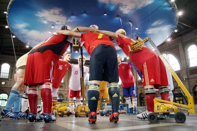 Übergroße Fußballerfiguren namhafter Nationalspieler werden in der Halle des Züricher Hauptbahnhofs aufgestellt Fußball EM Herren EM 2008, Euro, Vorschau Totale o0 Adidas, PR, Promo, Promotionaktion, Werbeaktion Zürich Fußball EM Herren EM 2008, Euro, Vorschau Totale o0 Adidas, PR, Promo, Promotionaktion, Werbeaktion Zürich