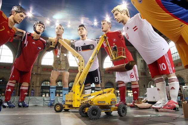 Übergroße Figuren namhafter Nationalspieler im Züricher Hauptbahnhof, v.li.: David Villa (Spanien), Torwart Petr Cech (Tschechien), Robin van Persie (Niederlande), Michael Ballack, Tranquillo Barnetta (Schweiz) und Andreas Ivanschitz (Österreich) Fußball EM Herren EM 2008, Euro, Vorschau Totale o0 Adidas, PR, Promo, Promotionaktion, Werbeaktion Zürich Fußball EM Herren EM 2008, Euro, Vorschau Totale o0 Adidas, PR, Promo, Promotionaktion, Werbeaktion Zürich