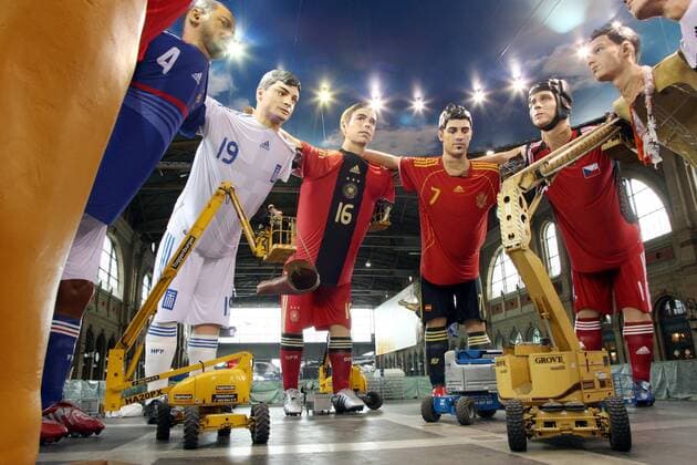 Riesige Figuren namhafter Nationalspieler im Züricher Hauptbahnhof, v.li.; Patrick Vieira (Frankreich), Angelos Charisteas (Griechenland), Philipp Lahm (Deutschland), David Villa (Spanien), Torwart Petr Cech (Tschechien) und Robin van Persie (Niederlande) Fußball EM Herren EM 2008, Euro, Vorschau Totale o0 Adidas, PR, Promo, Promotionaktion, Werbeaktion Zürich Fußball EM Herren EM 2008, Euro, Vorschau Totale o0 Adidas, PR, Promo, Promotionaktion, Werbeaktion Zürich