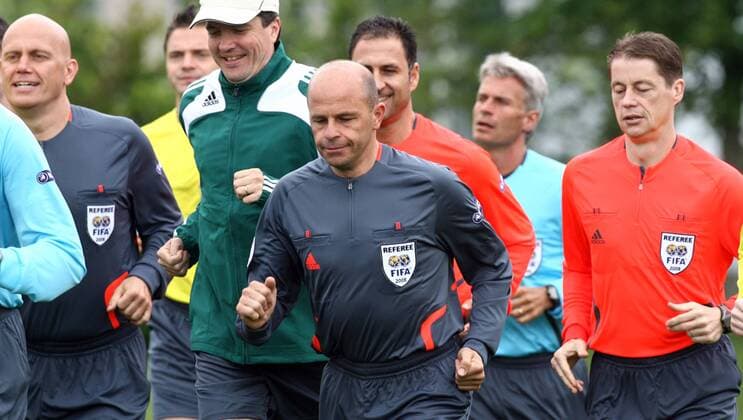 FIFA Schiedsrichter während des Trainings zur Euro 2008, v. li.: Tom Ovrebo (Norwegen), Herbert Fandel (Deutschland), Konrad Plautz (Österreich), Lubos Michel (Slowakei) -  Fußball EM Herren Vorschau Euro 2008, Training, Schiedsrichtertraining Gruppe Regensdorf