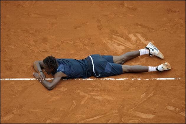 Gael Monfils (Frankreich) enttäuscht am Boden -  Tennis Herren French Open 2008, Grand Slam, ATP Tour Einzelbild Roland Garros Paris Enttäuschung, Erschöpfung,