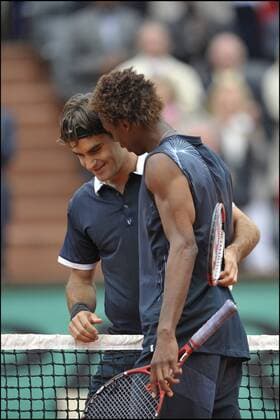 Roger Federer (Schweiz, li.) bekommt Glückwünsche von Gael Monfils (Frankreich) -  Tennis Herren French Open 2008, Grand Slam, ATP Tour Gruppe Roland Garros Paris