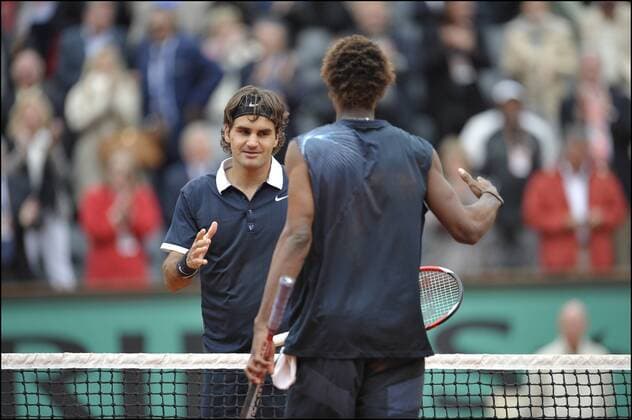 Roger Federer (Schweiz, li.) und Gael Monfils (Frankreich) - shake hands -  Tennis Herren French Open 2008, Grand Slam, ATP Tour Gruppe Roland Garros Paris