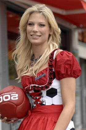 Model Sarah Brandner, Freundin von Bastian Schweinsteiger (beide Deutschland FC Bayern München), präsentiert ein Dirndl aus dem Hause Angermeier im Hinblick auf die Euro 2008 Fußball EM Herren Vorschau Euro 2008, Fotoshooting, Einzelbild o0 Spielerfrau, Partnerin, Frau, München