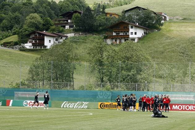 Training der spanischen Nationalmannschaft vor typisch österreichischen Wohnhäusern in Berglage -  - NOxONLINExUSE Fußball EM Herren Vorschau Euro 2008, Nationalteam, Training, Vdig Totale Neustift im Stubaital