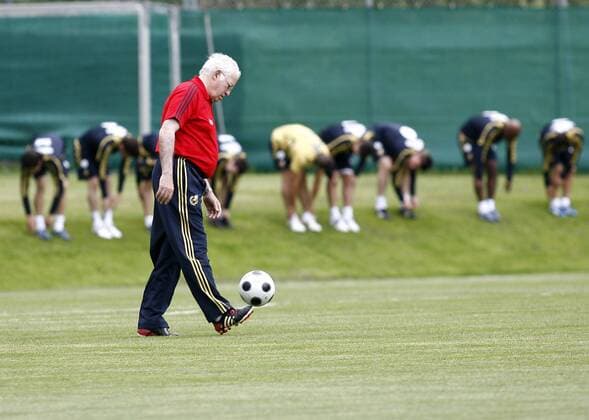 Nationaltrainer Luis Aragones (Spanien) jongliert den Ball, während seine Spieler trainieren -  - NOxONLINExUSE Fußball EM Herren Vorschau Euro 2008, Nationalteam, Training, Vdig Gruppe Neustift im Stubaital