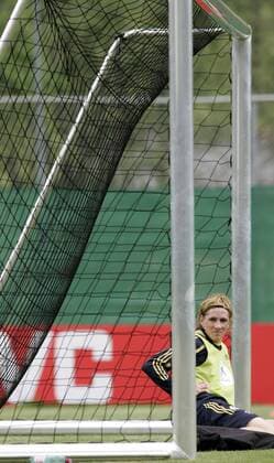 Fernando Torres (Spanien) sitzt im Tor -  - NOxONLINExUSE Fußball EM Herren Vorschau Euro 2008, Nationalteam, Training, Vdig Einzelbild Neustift im Stubaital Fußball EM Herren Vorschau Euro 2008, Nationalteam, Training, Vdig Einzelbild Neustift im Stubaital