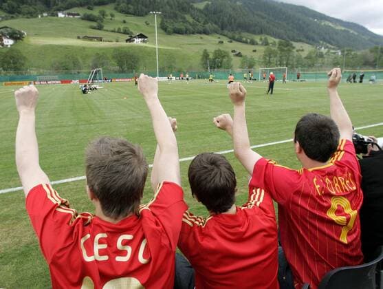 Spanische Fans jubeln am Rande des Trainings ihrer Nationalmannschaft -  - NOxONLINExUSE Fußball EM Herren Vorschau Euro 2008, Nationalteam, öffentliches Training, Vdig Gruppe Neustift im Stubaital Freude, Fußball EM Herren Vorschau Euro 2008, Nationalteam, öffentliches Training, Vdig Gruppe Neustift im Stubaital Freude,