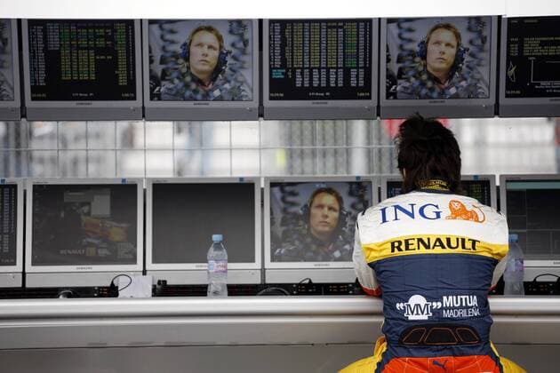 Fernando Alonso (Spanien Renault) schaut sich Technikdirektor Sam Michael (Australien Williams) auf einem Monitor im Renault Kontrollstand an Motorsport Grand Prix Herren Großer Preis von Kanada 2008, Formel 1 Weltmeisterschaft, F1, F, GP, WM, 1. Training Einzelbild Montreal