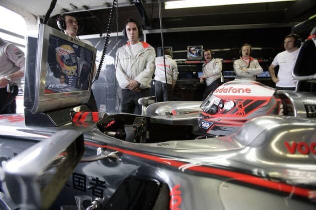 Heikki Kovalainen (Finnland) sieht im Cockpit seines Boliden seinen Teamkollegen Lewis Hamilton (England beide McLaren Mercedes) auf dem Monitor Motorsport Grand Prix Herren Großer Preis von Kanada 2008, Formel 1 Weltmeisterschaft, F1, F, GP, WM Einzelbild Montreal