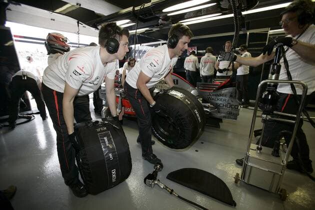 McLaren Mercedes Mechaniker tragen mit Heizdecken bestückte Räder durch die Box Motorsport Grand Prix Herren Großer Preis von Kanada 2008, Formel 1 Weltmeisterschaft, F1, F, GP, WM Gruppe Montreal