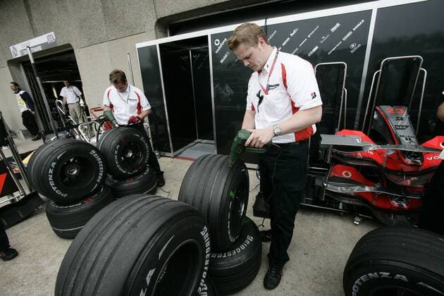 Bridgestone Techniker präparieren Reifen hinter der McLaren Mercedes Box Motorsport Grand Prix Herren Großer Preis von Kanada 2008, Formel 1 Weltmeisterschaft, F1, F, GP, WM Totale Montreal