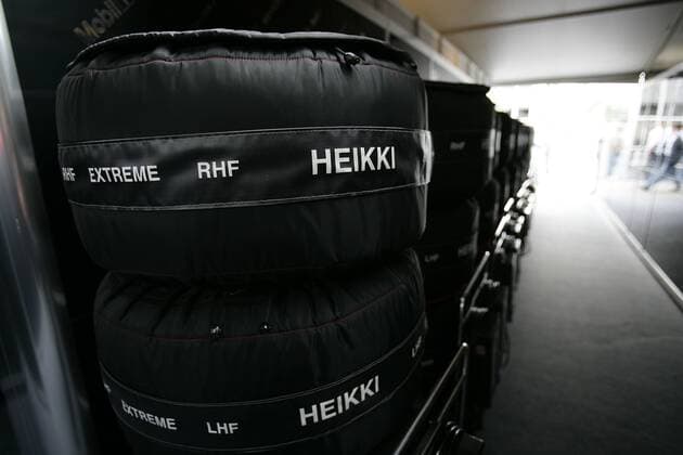 Reifen für Heikki Kovalainen (Finnland McLaren Mercedes) in beschrifteten Heizdecken Motorsport Grand Prix Herren Großer Preis von Kanada 2008, Formel 1 Weltmeisterschaft, F1, F, GP, WM Gruppe Montreal