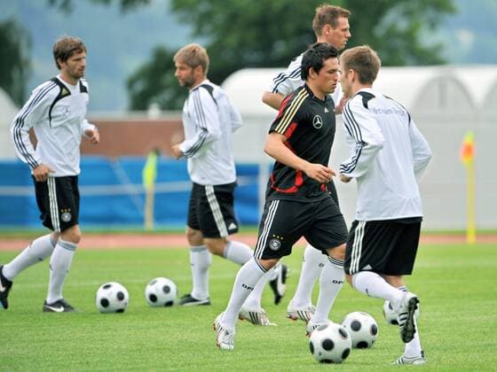 Piotr Trochowski (2.v.li.) und Philipp Lahm (beide Deutschland) -  Fußball EM Herren Vorschau Euro 2008, Nationalmannschaft, Training Gruppe Tenero