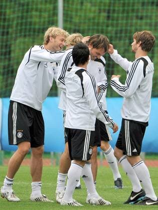 Deutsche Spieler gut gelaunt während des Trainings -  Fußball EM Herren Vorschau Euro 2008, Nationalmannschaft, Training, Deutschland Gruppe Tenero Freude,