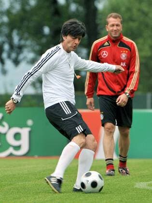Bundestrainer Joachim Löw (vorn) am Ball, unter Beobachtung von Torwarttrainer Andreas Köpke (beide Deutschland) -  Fußball EM Herren Vorschau Euro 2008, Nationalmannschaft, Training, Deutschland Gruppe Tenero