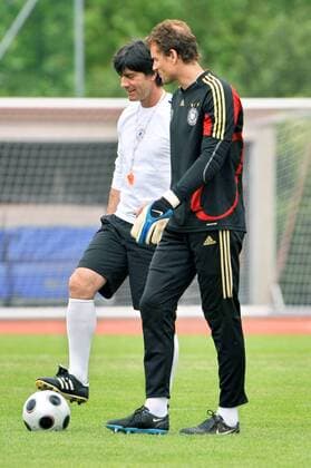Torwart Jens Lehmann (vorn) im Gespräch mit Bundestrainer Joachim Löw (beide Deutschland) -  Fußball EM Herren Vorschau Euro 2008, Nationalmannschaft, Training, Deutschland Gruppe Tenero