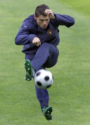 Cristiano Ronaldo (Portugal) am Ball -  - NOxONLINExUSE Fußball EM Herren Vorschau Euro 2008,.Nationalmannschaft, Training Einzelbild Neuchatel Dynamik,