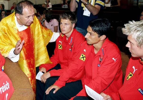 V.re.: Roman Kienast, Ivica Vastic und Sebastian Prödl (alle Österreich) mit Pfarrer Zeljko Odobasic (Kroatien) - katholischer Gottesdienst für die österreichische Nationalmannschaft -  Fußball EM Herren EM 2008, Euro Gruppe Stegersbach