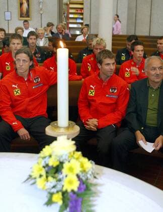Vorn v.li.: Rene Aufhauser, Andreas Ivanschitz und U20 Nationaltrainer Paul Gludowatz (alle Österreich) - katholischer Gottesdienst für die Nationalmannschaft -  Fußball EM Herren EM 2008, Euro Gruppe Stegersbach