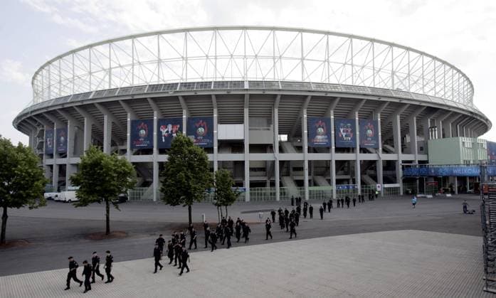 Polizei am Ernst Happel Stadion in Wien - Austragungsort der Fußball EM 2008 Fußball Herren EM 2008, Euro, Vorschau, Austragungsort, Wettkampfstätte Totale Ernst Happel Stadion Wien