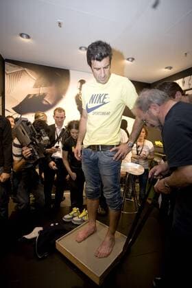 Luis Figo (Portugal) hinterlässt seine Fußabdrücke bei einem Nike Sponsorentermin - Fußball Grand Prix Herren EM 2008, Euro, Vorschau Einzelbild Zürich