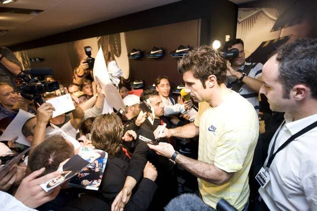 Luis Figo (Portugal) erfüllt Autogrammwünsche bei einem Nike Sponsorentermin - Fußball Grand Prix Herren EM 2008, Euro, Vorschau Gruppe Zürich
