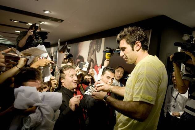 Luis Figo (Portugal) erfüllt Autogrammwünsche bei einem Nike Sponsorentermin - Fußball Grand Prix Herren EM 2008, Euro, Vorschau Gruppe Zürich