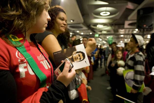 Weiblicher Fan von Luis Figo (Portugal) mit Autogrammkarte wartet auf sein Idol - Fußball Grand Prix Herren EM 2008, Euro, Vorschau Einzelbild Zürich