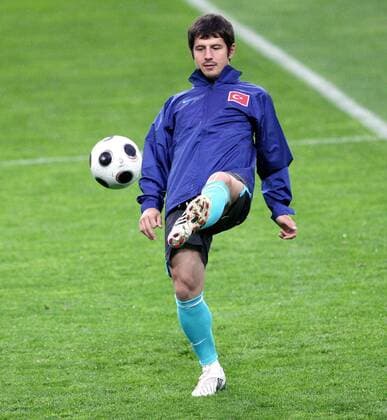 Emre Belözoglu (Türkei) am Ball -  Fußball EM Herren Vorschau Euro 2008, Nationalmannschaft, Training, Türkei Einzelbild Genf