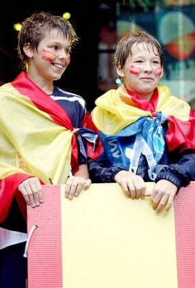 Junge spanische Fans lassen sich trotz des schlechten Wetter die Laune während der Eröffnung der Fanzone für die Euro 2008 in Innsbruck nicht verderben -  Fußball EM Herren Vorschau Euro 2008, Eröffnung Fanzone, Fan Zone, Fanmeile Gruppe Innsbruck