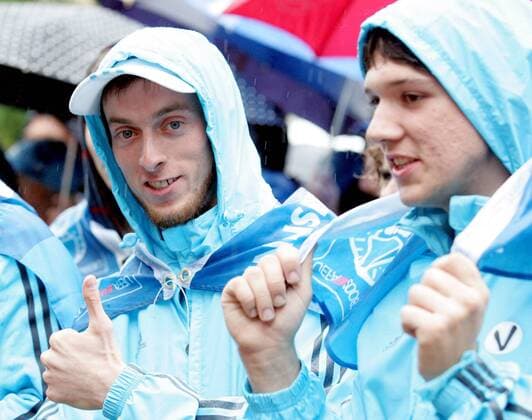 Gut gelaunte Teilnehmer der Eröffnung der Fanzone für die Euro 2008 in Innsbruck trotzen dem schlechten Wetter -  Fußball EM Herren Vorschau Euro 2008, Eröffnung Fanzone, Fan Zone, Fanmeile Gruppe Innsbruck