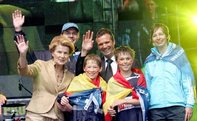Bürgermeisterin Hilde Zach (li.) und Vizebürgermeister Christoph Platzgummer (Mitte, beide Innsbruck beide Österreich) anlässlich der Eröffnung der Fanzone für die Euro 2008 in Innsbruck -  Fußball EM Herren Vorschau Euro 2008, Eröffnung Fanzone, Fan Zone, Fanmeile Gruppe Innsbruck