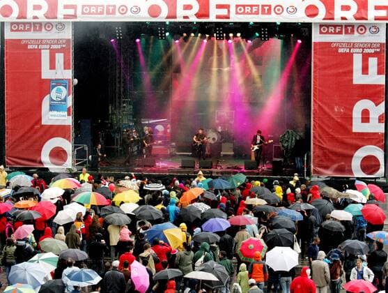 Österreichs Rockband Mondscheiner auf einer ORF Bühne anlässlich der Eröffnung der Fanzone für die Euro 2008 in Innsbruck -  Fußball EM Herren Vorschau Euro 2008, Eröffnung Fanzone, Fan Zone, Fanmeile Totale Innsbruck Fußball EM Herren Vorschau Euro 2008, Eröffnung Fanzone, Fan Zone, Fanmeile Totale Innsbruck