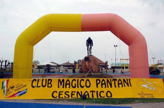 Denkmal von Marco Pantani (Italien) in Cesenatico -  Radsport Herren Memorial Marco Pantani 2008, Straßenradsport, Straße, Rad, Gedenkrennen, Gedenken, Erinnerung Totale Cesenatico
