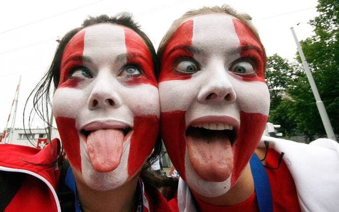 Zwei verrückte Schweizer Fans mit Gesichtsbemalung in den Landesfarben -  Fußball EM Herren EURO 2008, Nationalmannschaft, Länderspiel, Schweiz Gruppe Basel Freude,
