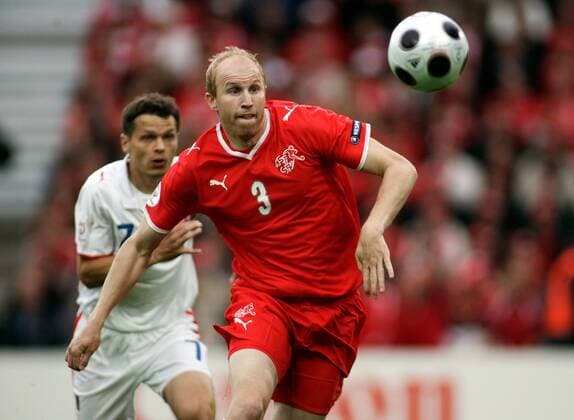Ludovic Magnin (Schweiz, re.) im Zweikampf -  Fußball EM Herren EURO 2008, Länderspiel, Nationalmannschaft, Nationaltrikot Gruppe Basel Dynamik,
