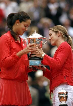 Siegerehrung French Open 2008 - Justine Henin (Belgien, re.) überreicht Siegerin Ana Ivanovic (Serbien) die Trophäe Tennis Damen French Open 2008, Grand Slam, WTA Tour, Finale Gruppe Roland Garros Paris Freude, Tennis Damen French Open 2008, Grand Slam, WTA Tour, Finale Gruppe Roland Garros Paris Freude,