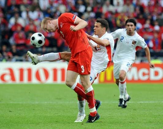 Ludovic Magnin (Schweiz, li.) gegen Libor Sionko (Tschechien) - Fußball EM Herren EURO 2008, Länderspiel, Nationalmannschaft, Nationaltrikot Gruppe Basel Dynamik, Fußball EM Herren EURO 2008, Länderspiel, Nationalmannschaft, Nationaltrikot Gruppe Basel Dynamik,