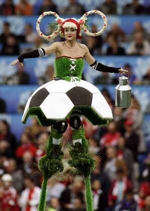 Artistin auf Stelzen im Fußball Outfit während der Eröffnungsfeier der Euro 2008 -  Fußball EM Herren Euro 2008, Eröffnungsfeier, Eröffnung, Feier, Zeremonie Einzelbild Basel Fußball EM Herren Euro 2008, Eröffnungsfeier, Eröffnung, Feier, Zeremonie Einzelbild Basel