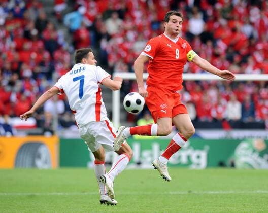 Alexander Frei (Schweiz, re.) gegen Libor Sionko (Tschechien) - Fußball EM Herren EURO 2008, Länderspiel, Nationalmannschaft, Nationaltrikot Gruppe Basel Dynamik, Fußball EM Herren EURO 2008, Länderspiel, Nationalmannschaft, Nationaltrikot Gruppe Basel Dynamik,