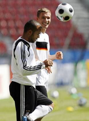 David Odonkor (li.) und Lukas Podolski (beide Deutschland) -  Fußball EM Herren Euro 2008, Nationalmannschaft, Training Gruppe Klagenfurt Freude, Fußball EM Herren Euro 2008, Nationalmannschaft, Training Gruppe Klagenfurt Freude,