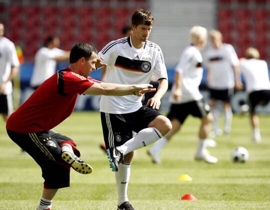 Arne Friedrich (Deutschland, re.) -  Fußball EM Herren Euro 2008, Nationalmannschaft, Training Gruppe Klagenfurt Fußball EM Herren Euro 2008, Nationalmannschaft, Training Gruppe Klagenfurt