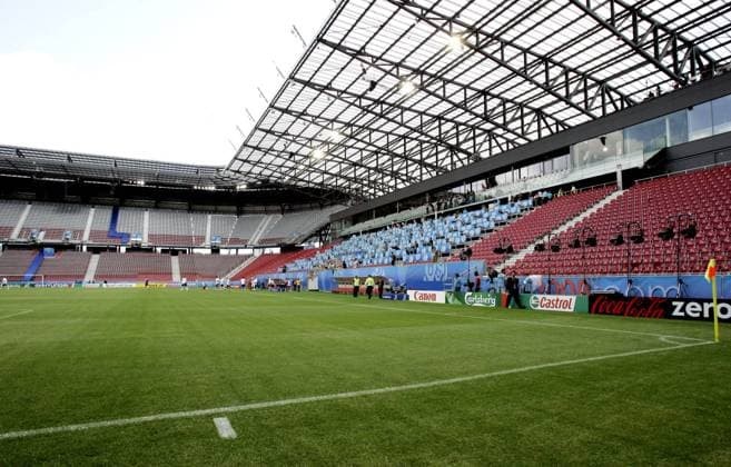 Hypo Group Arena in Klagenfurt - Heimspielstätte von SK Austria Kärnten und einer der Austragungsort der Euro 2008 -  Fußball EM Herren Euro 2008, Austragungsort, Wettkampfstätte, Spielstätten, Totale HypoGroupArena Wörtherseestadion Wörthersee Klagenfurt Leere,