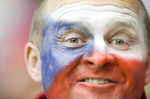 Tschechischer Fan mit Gesichtsbemalung in den Landesfarben - Fußball EM Herren EURO 2008, Länderspiel, Nationalmannschaft Porträt Basel